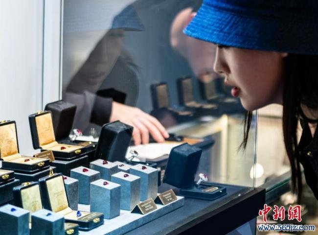 香港国外钻石对持珍珠伸开展 珠宝盛宴迷惑各人买家