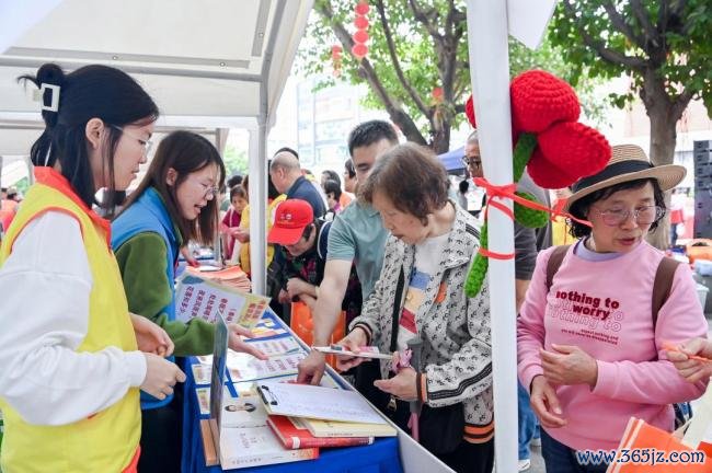广州运转学雷锋月志愿就业 书香满园伴随长辈