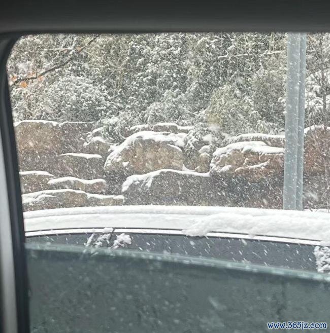 济南暴雪公交被困乘客帮推车