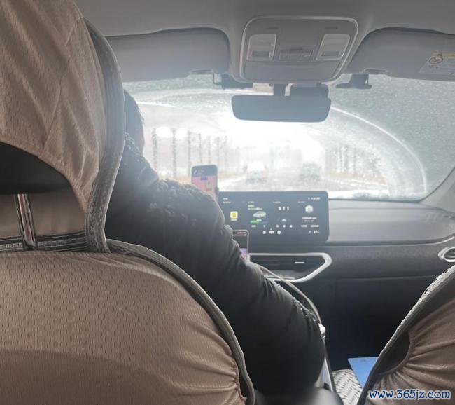 济南暴雪公交被困乘客帮推车 滴滴司机义举暖东说念主心